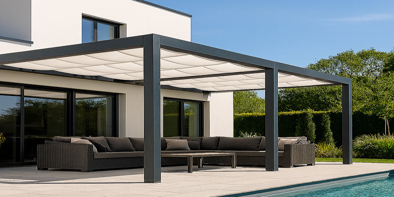 Pérgola de aluminio instalada en terraza de chalet